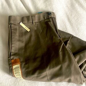 Men’s 36X31 Haggar Classic Fit Khakis
